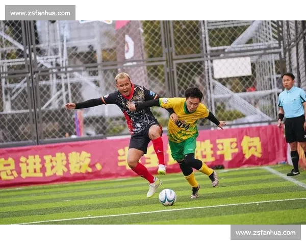 《绿茵场上激情四溢,球员拼搏谱写足球赛场荣耀与梦想》